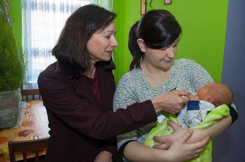 Pierwszym mieszkańcem Przemyśla urodzonym już w 2017 r. jest Antoni Kaczmarz, który przyszedł na świat 1 stycznia o godzinie 6.25. Antosia oraz jego rodziców Agnieszkę i Łukasza odwiedziła w ich domu z gratulacjami i drobnymi prezentami przewodnicząca rady miejskiej Lucyna Podhalicz.<br/>fot.Grzegor