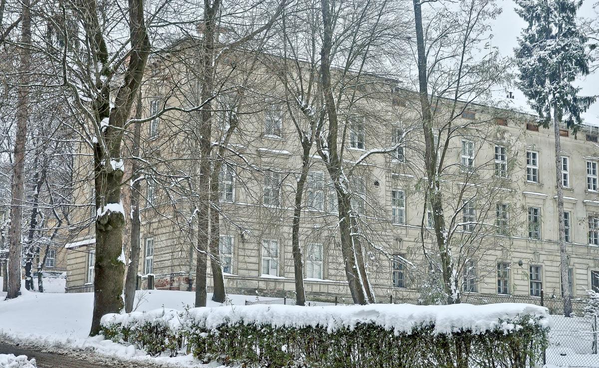 Budynki przy ulicy Słowackiego pustoszeją z miesiąca na miesiąc. Do działalności medycznej wykorzystywanych jest osiem z trzydziestu siedmiu budynków. Roczny koszt ich utrzymania to ok. 2,5 mln zł. Czy wróci do nich szpital wojskowy?<br/>fot.Paweł Bugira