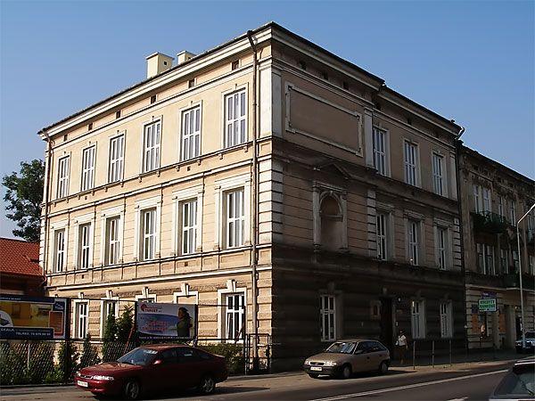 Jednym z budynków, który za dwa lata będzie pusty, jest ten przy ulicy Grunwaldzkiej, w którym mieści się obecnie Gimnazjum nr 5.<br/>fot.ze zbiorów własnych