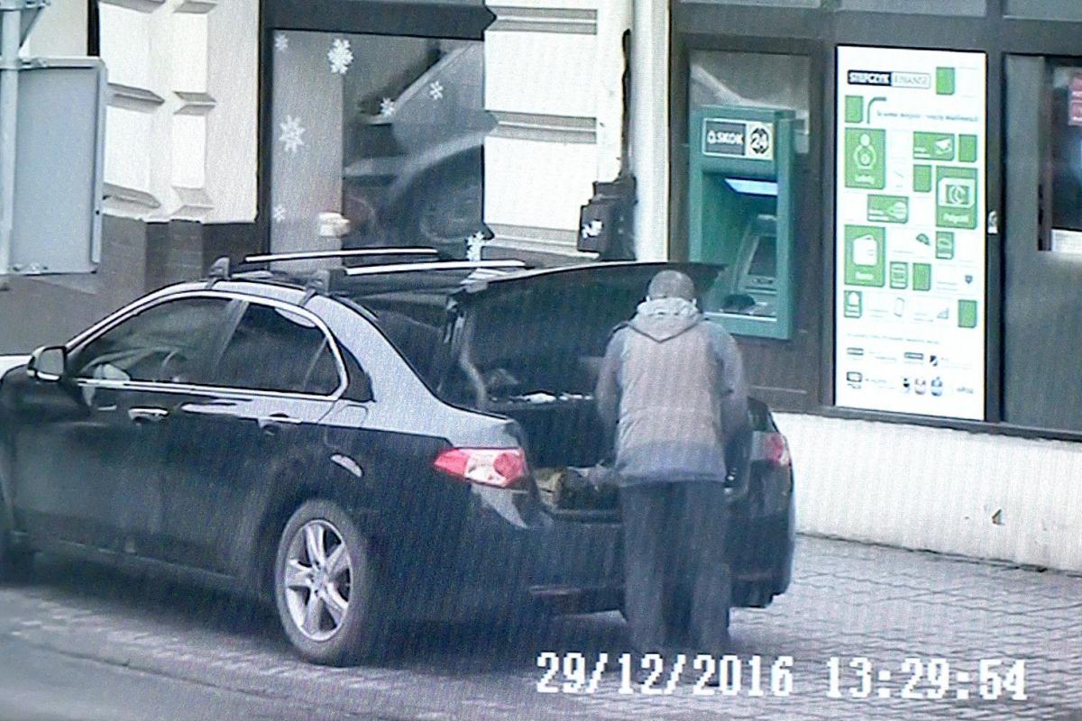 Obraz z kamery jest tak dokładny, że można rozpoznać twarz lub odczytać numer rejestracyjny pojazdu.<br/>fot.Jacek Szwic