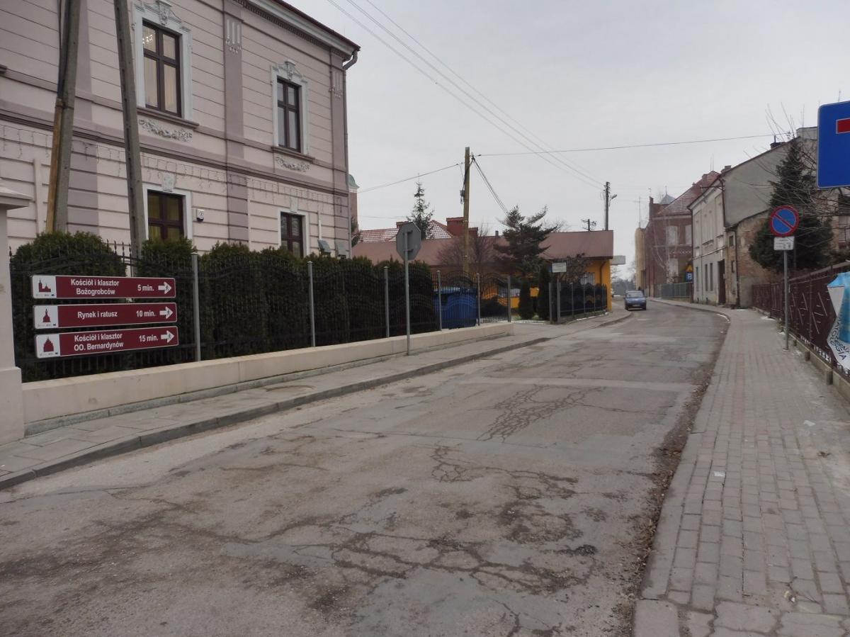 Na przebudowę ul. Szkolnej od drogi głównej nr 94 do wjazdu na
parking za budynkiem ZSOiZ zabezpieczono w budżecie 50 tys. zł.
<br/>fot.Barbara Chmura