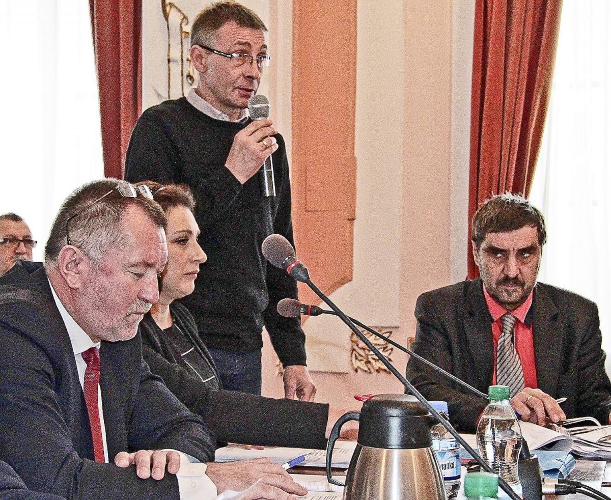 Tłumaczenia wiceburmistrza Wiesława Pirożka (pierwszy z lewej) i Rafała Młynarskiego nie przekonały radnych. Rada, jak zaznaczył Mariusz Walter (po prawej), nie podpisała się pod działaniami ratusza przy miejskich inwestycjach.<br/>fot.Roman Kijanka