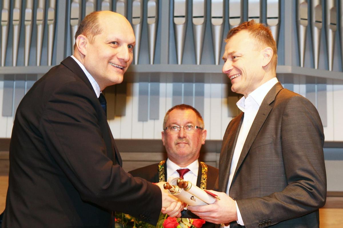 Bogdan Zając (po prawej) odbiera gratulacje od Szczepana Łąki, wiceprzewodniczącego Rady Miasta Jarosławia.<br/>fot.Roman Kijanka