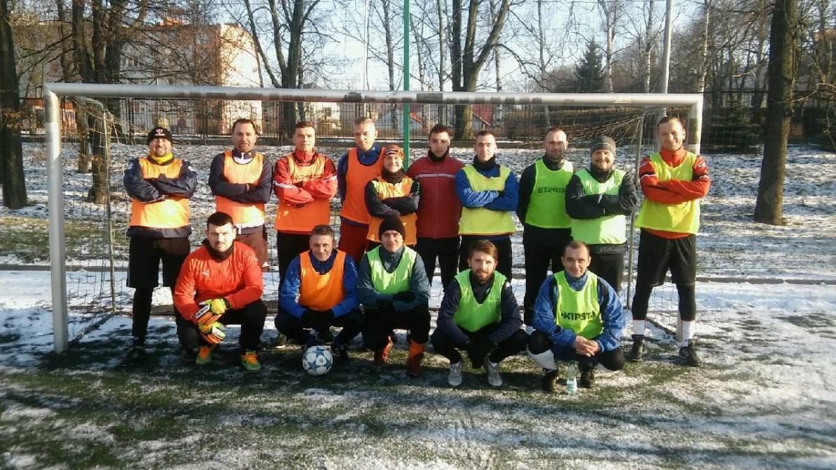 Zawodnicy tradycyjnie spotkali się o g. 13 na boisku MOSiR.<br/>fot.Zbiory Tomasza Majby