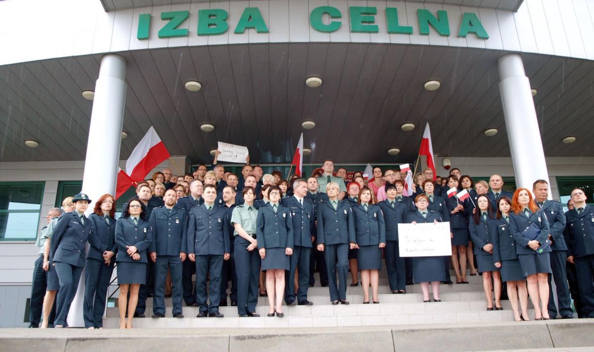 W minionym roku przemyscy celnicy kilkukrotnie protestowali przeciwko planom związanym z reformą administracji celnej. Podnosili też sprawę przyszłej, podkarpackiej siedziby nowej instytucji.<br/>fot.Mariusz Godos