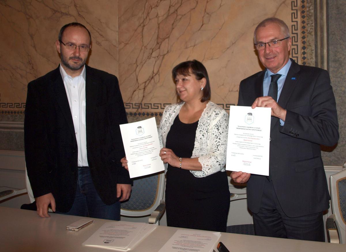 Dokumenty przystąpienia miasta do Przemyskiego Klastra Turystycznego podpisali prezydent Robert Choma ( z prawej) i koordynator przedsięwzięcia Renata Stefaniak (w środku). Z lewej przewodniczący PKT Wit Więch. <br/>fot.Mariusz Godos