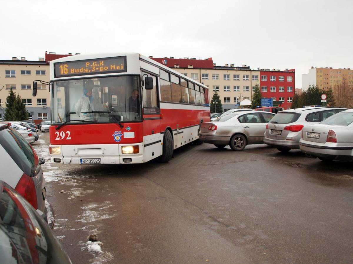 Żaden z pięciu kierowców MZK nie był w stanie wymanewrować autobusem na tyle bezpiecznie, by nie uszkodzić źle zaparkowanych aut.<br/>fot.Mariusz Godos