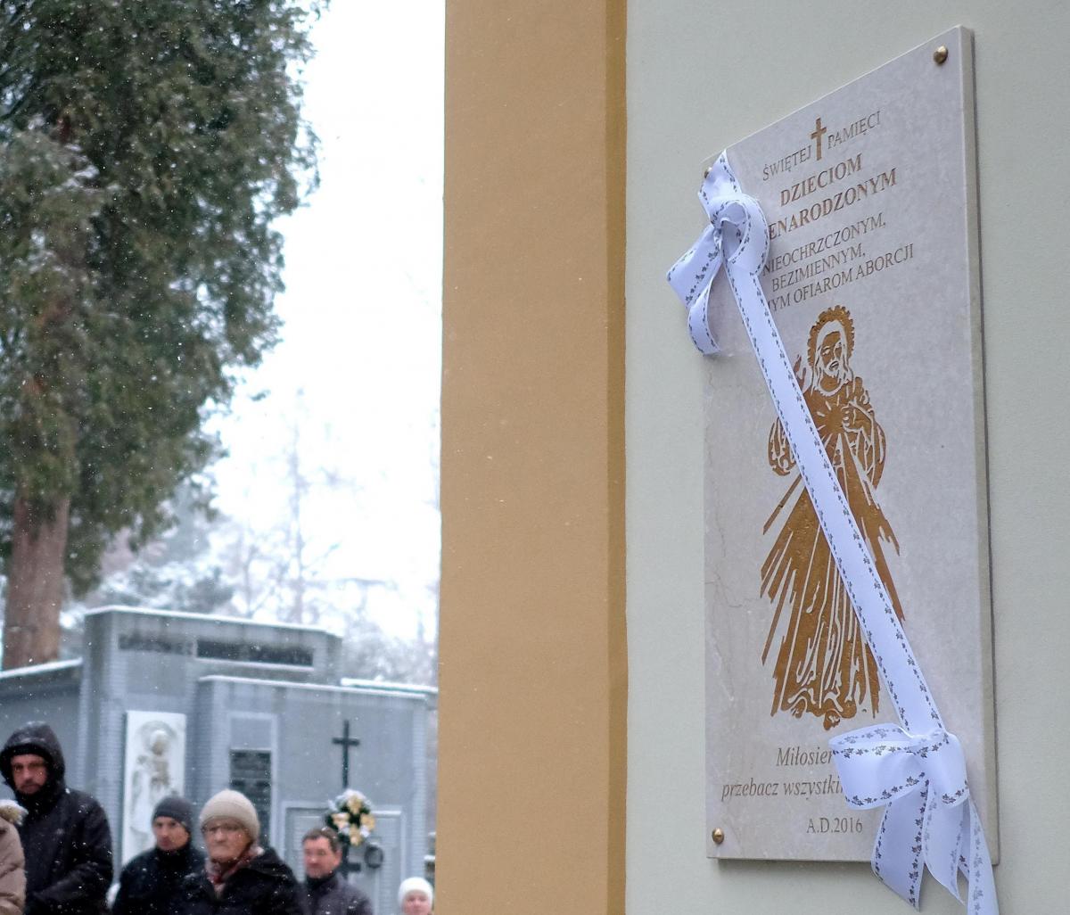 Tablica znajduje się z tyłu kaplicy na cmentarzu Głównym.<br/>fot.zbiory własne