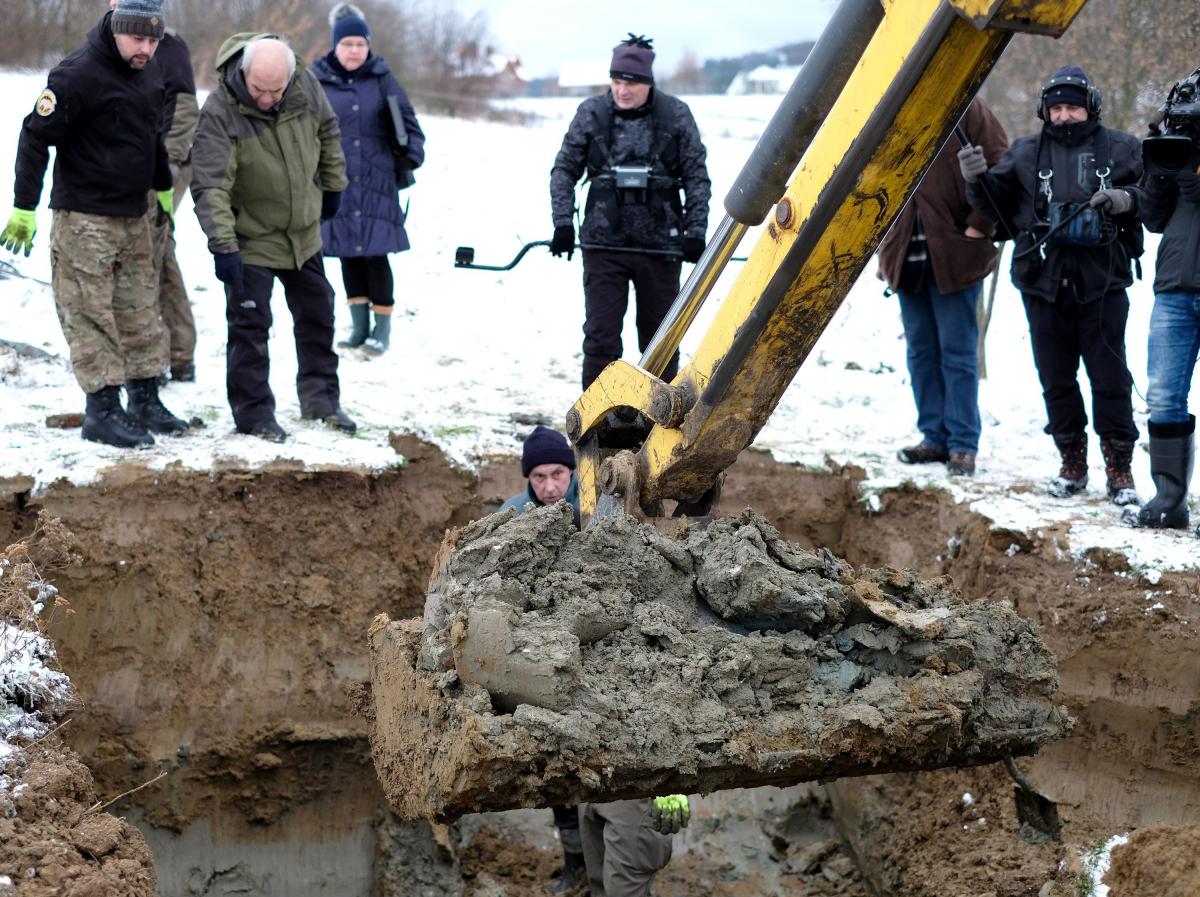 Członkowie Grupy Badawczej „Kaponiera” – Eksploracja, Pasja i Historia, podczas czwartkowych poszukiwań.<br/>fot.zbiory własne
