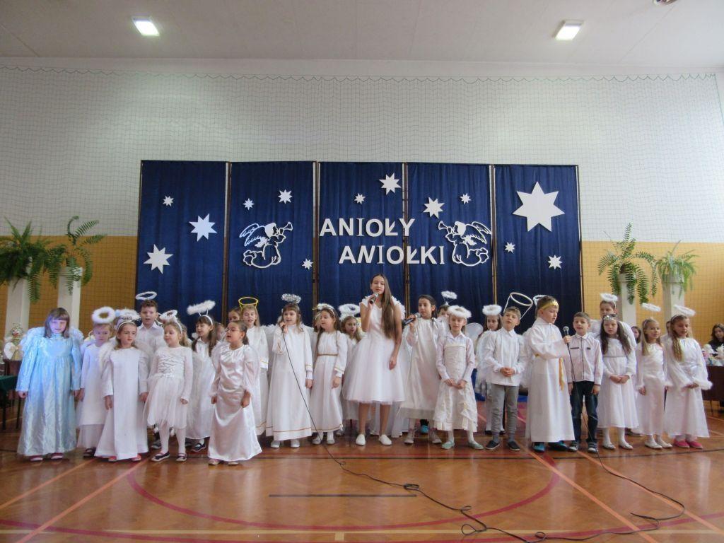 Świąteczny nastrój i tematykę konkursu podkreśliły kolędy i pastorałki wykonane przez „aniołki” z przedszkoli i klas I – III oraz chór z klas IV – VI. Jasełka zainscenizowali uczniowie klasy III gimnazjum.<br/>fot.ze zbiorów ZS w Baszni Dolnej