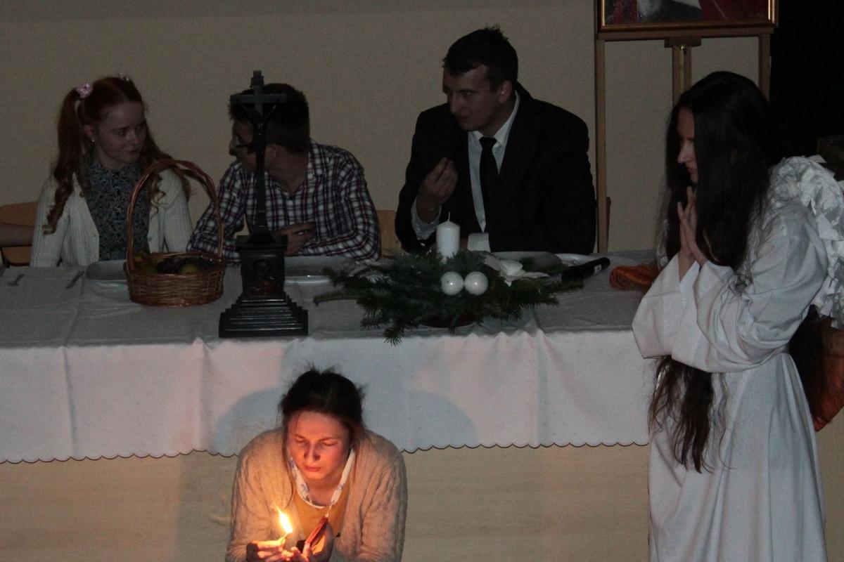 Dziewczynka z zapałkami – studenci przypomnieli, że są wśród nas ludzie, którym warto podarować część swoich świąt.   <br/>fot.Roman Kijanka