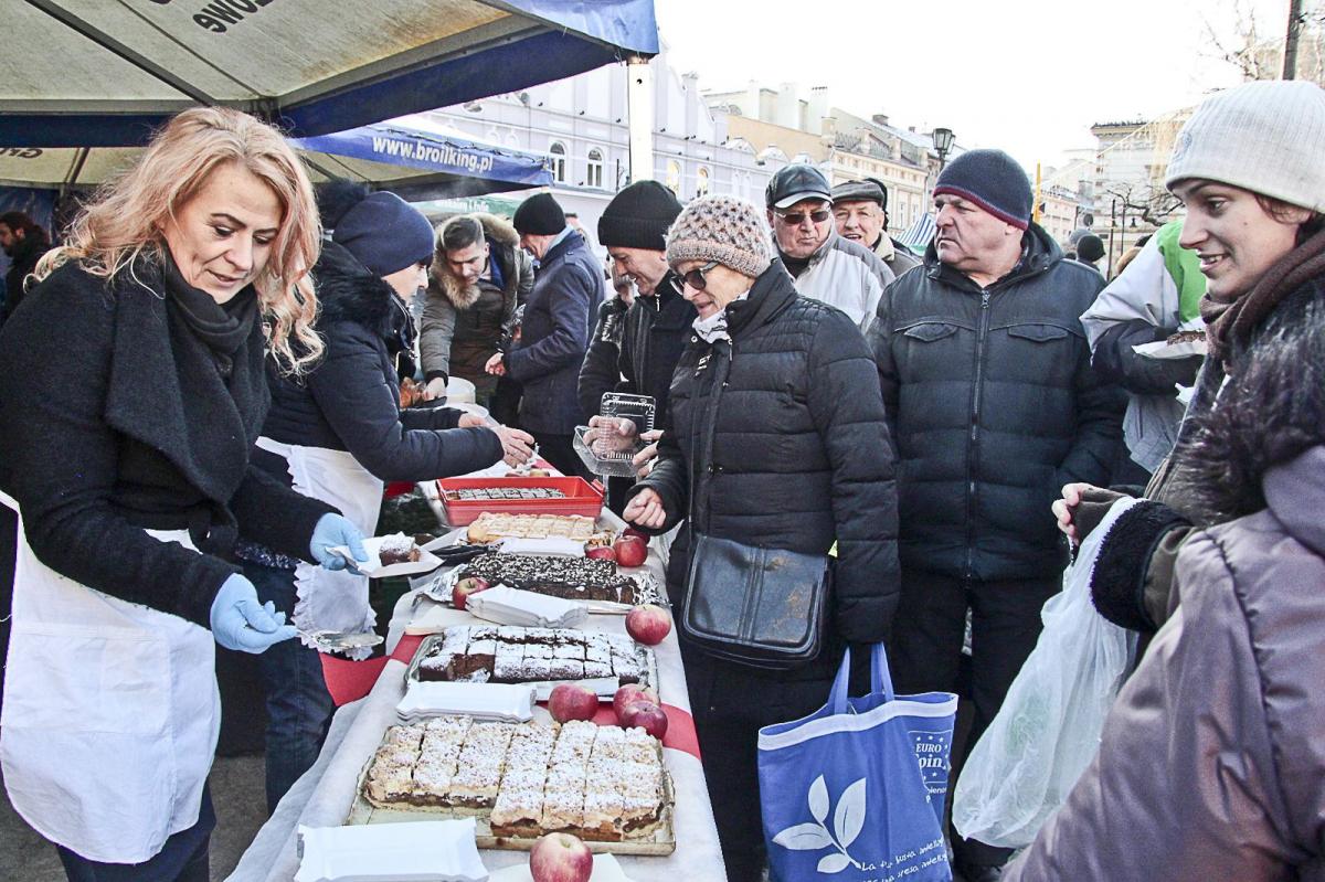 By spróbować ciast, które upiekła Bernadetta Paluch, żona burmistrza Jarosławia, trzeba było postać w kolejce.<br/>fot.Roman Kijanka