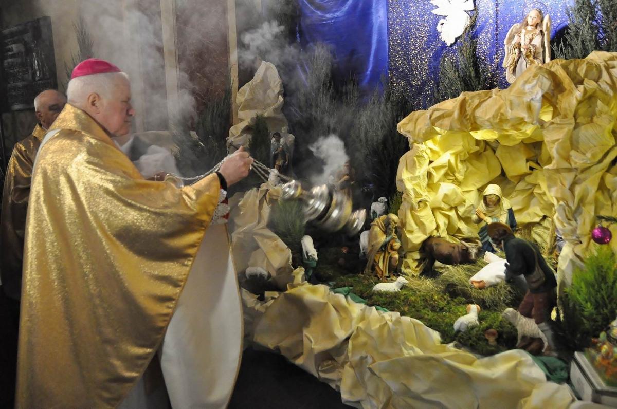 Na początku mszy św. abp Szal wniósł figurę Dzieciątka Jezus do szopki i umieścił ją w żłóbku. Następnie okadził szopkę.<br/>fot.Paweł Bugira
