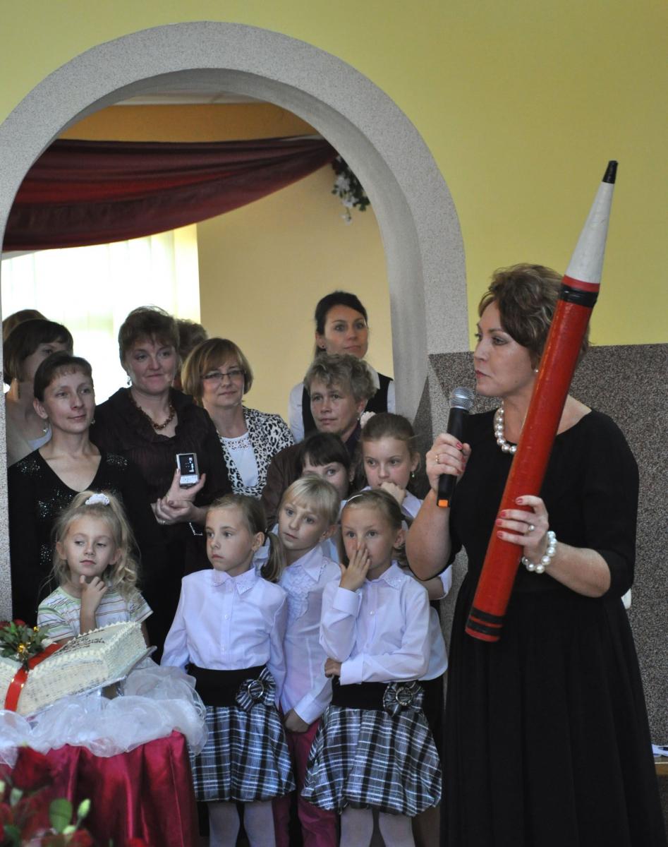Dyrektor Szkoły Podstawowej w Bolestraszycach (gmina Żurawica) Renata Haśkiewicz-Kudła (z prawej, podczas uroczystości 60-lecia SP w Bolestraszycach) otrzymała odznakę honorową „Zasłużony dla Kultury Polskiej”.<br/>fot.Paweł Bugira