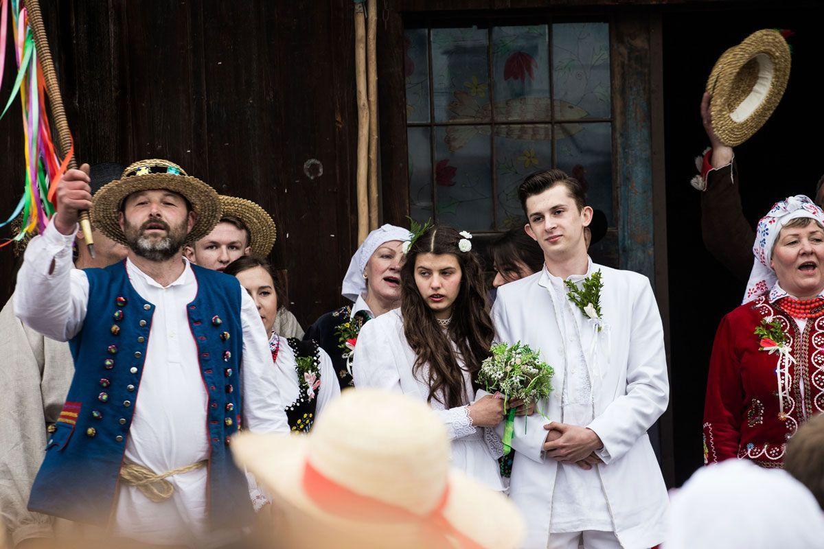 Poprzez odgrywanie danej sceny uczestnicy zmieniają swoje postrzeganie tradycji, to już nie nudne regułki i przydługie opowiadania, lecz żywe, prawdziwe emocje i doświadczenia, skłaniające do pytań o tożsamość i faktyczny stosunek do tradycji.<br/>fot.Kamil Jacek Zarański