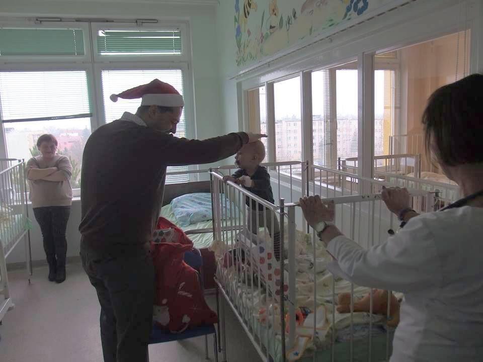 Radny Maciej Szewczyk zrobił najmłodszym miłą niespodziankę. <br/>fot.SP ZOZ Przeworsk