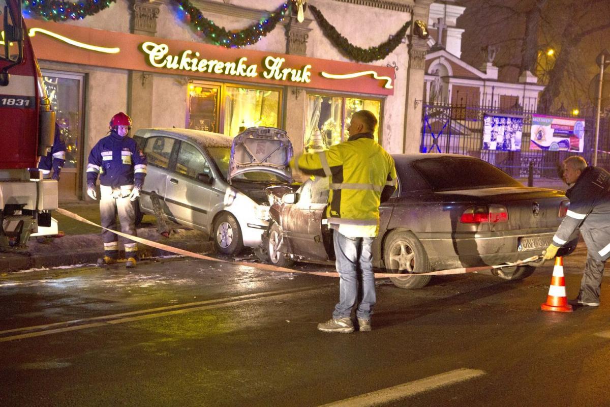 Siła uderzenia była tak duża, że fiat panda został odrzucony na chodnik.<br/>fot.Jacek Szwic
