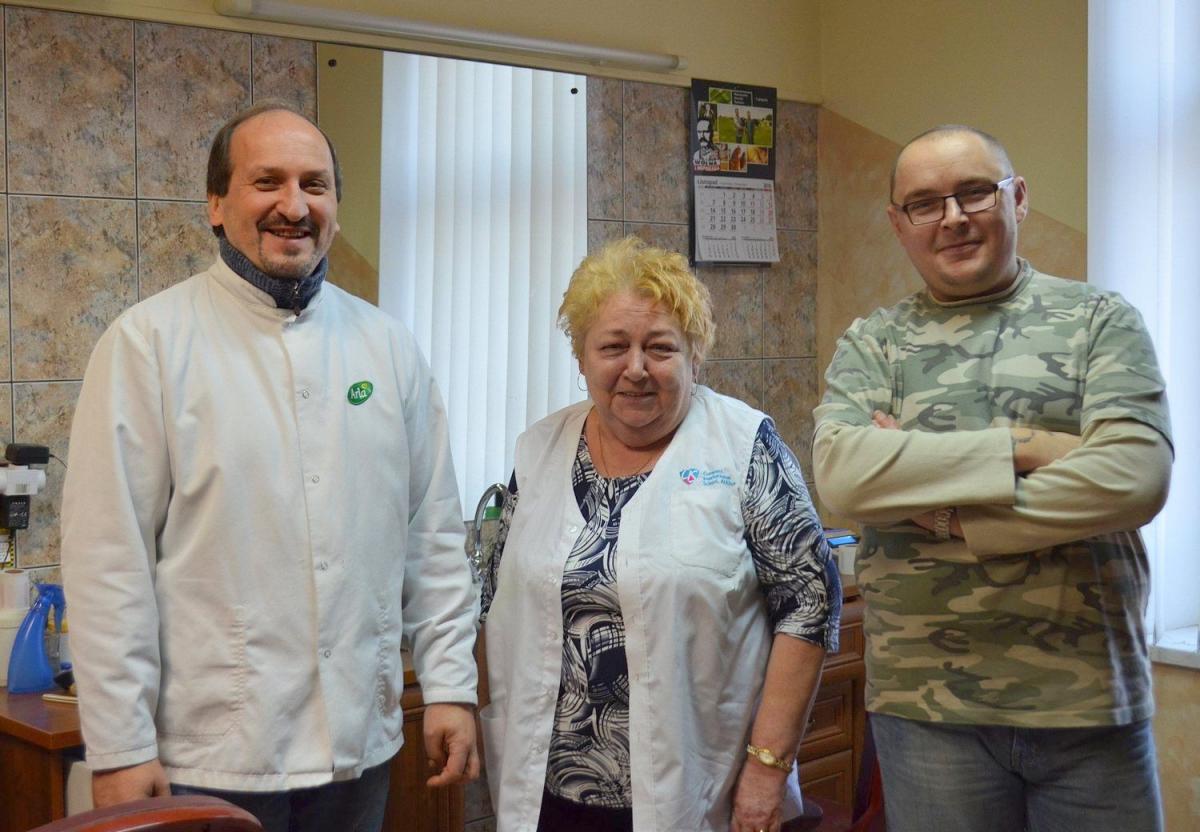 Niewielki zakład fryzjerski na brak klientów nie narzeka. Nie od dziś. Stanisława Penkowska strzyże panów nieprzerwanie od 51 lat.<br/>fot.Aleksandra Białoń