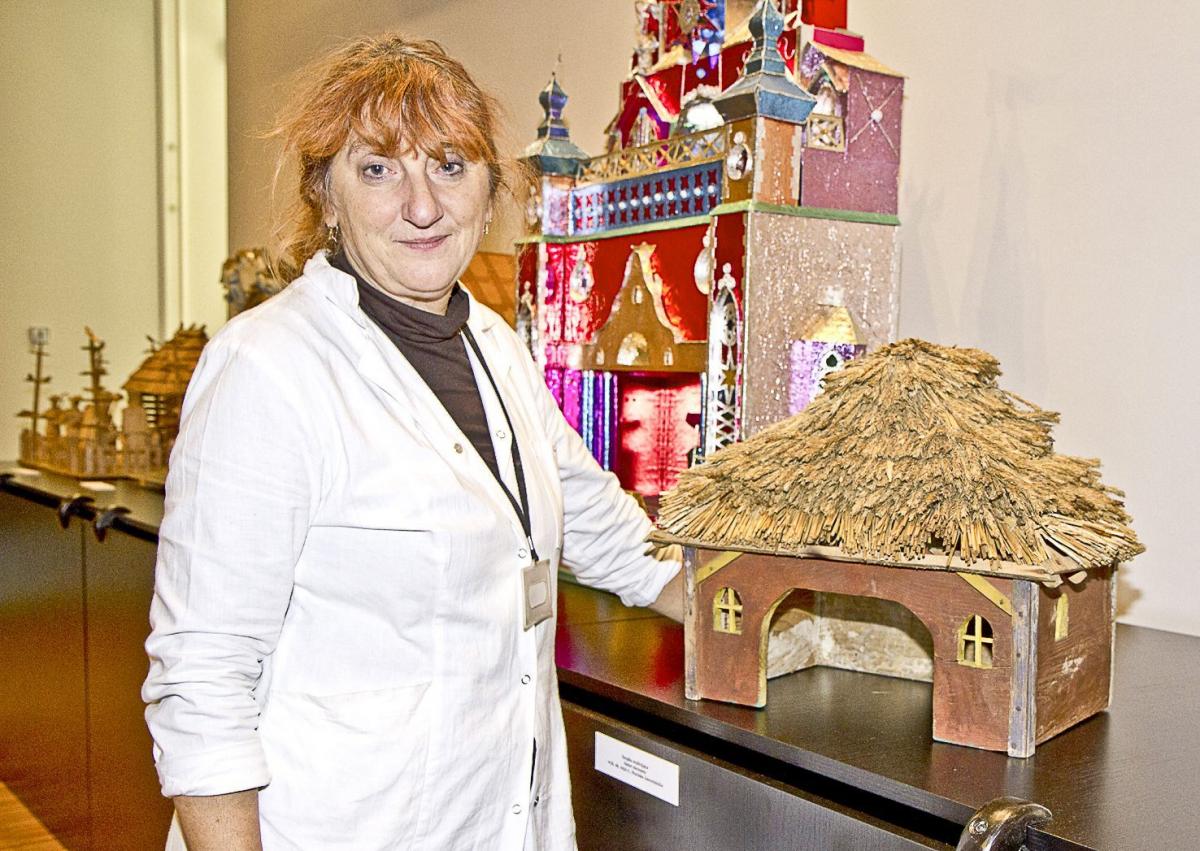 Katarzyna Trojanowska, etnograf MNZP, pokazuje swoją ulubioną szopkę.<br/>fot.Jacek Szwic