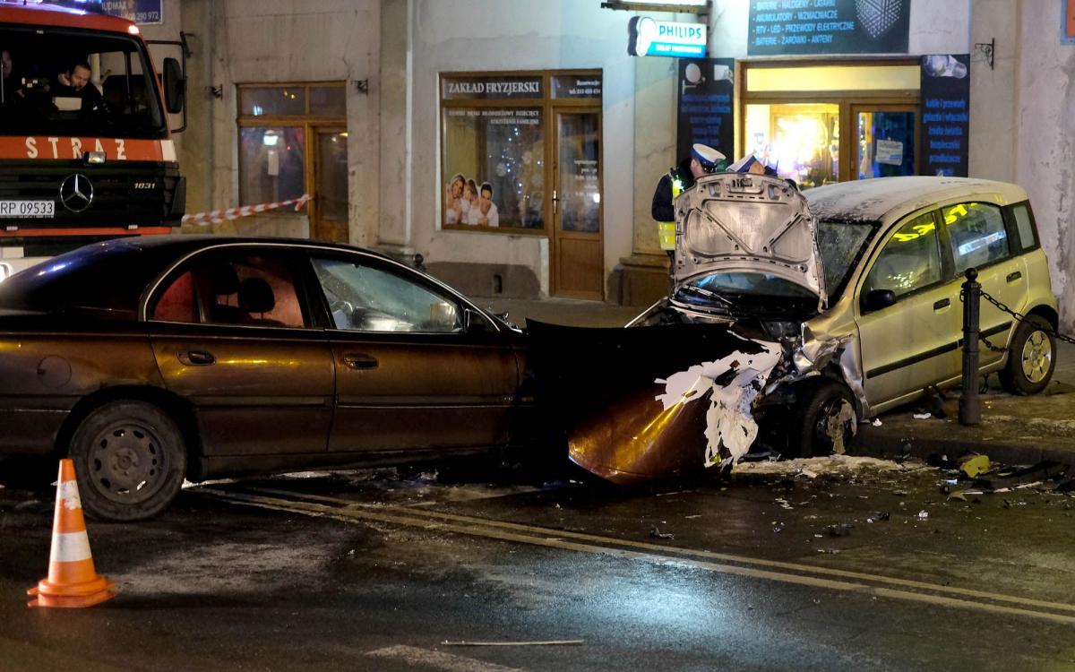 Fiat panda został wepchnięty na chodnik.<br/>fot.zbiory własne