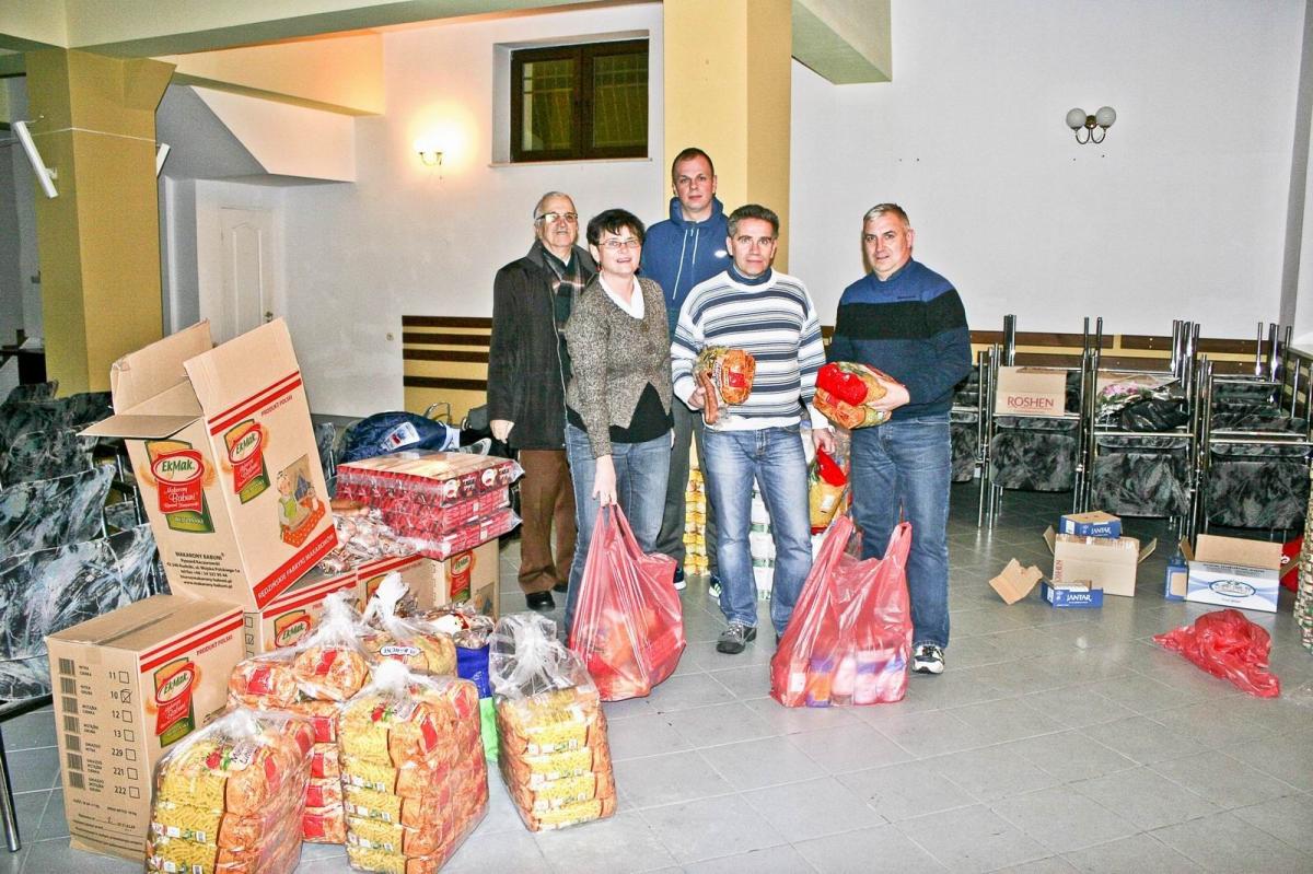 Przygotowanie paczek do Mościsk. <br/>fot.archiwum organizatora
