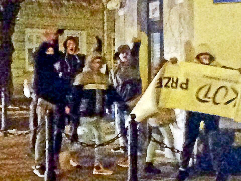 Grupa z banerem KOD-u, który podeptała, mimo że były na niej barwy narodowe.<br/>fot.Leszek Melsztyński