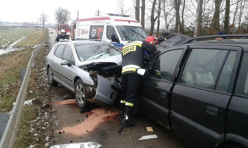 Czołowe zderzenie opla z peugeotem w Urzejowicach.<br/>fot.arch. KPP Przeworsk