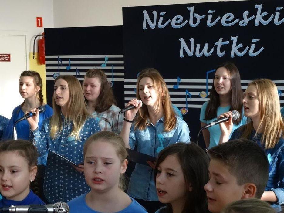 Nagranie zwycięskiego teledysku nie byłoby możliwe, gdyby nie zaangażowanie całej szkolnej społeczności i pomoc mamy Klaudiusza.<br/>fot.ZS w Mirocinie