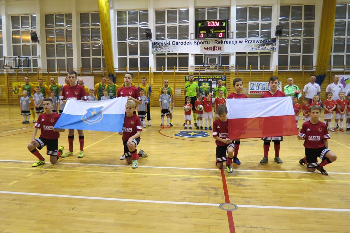 Zanim kibice usłyszeli pierwszy gwizdek, na boisko wyszli podopieczni Szkółki Piłkarskiej „Orzełek” w Przeworsku z flagą miasta oraz flagą Polski.<br/>fot.Barbara Chmura