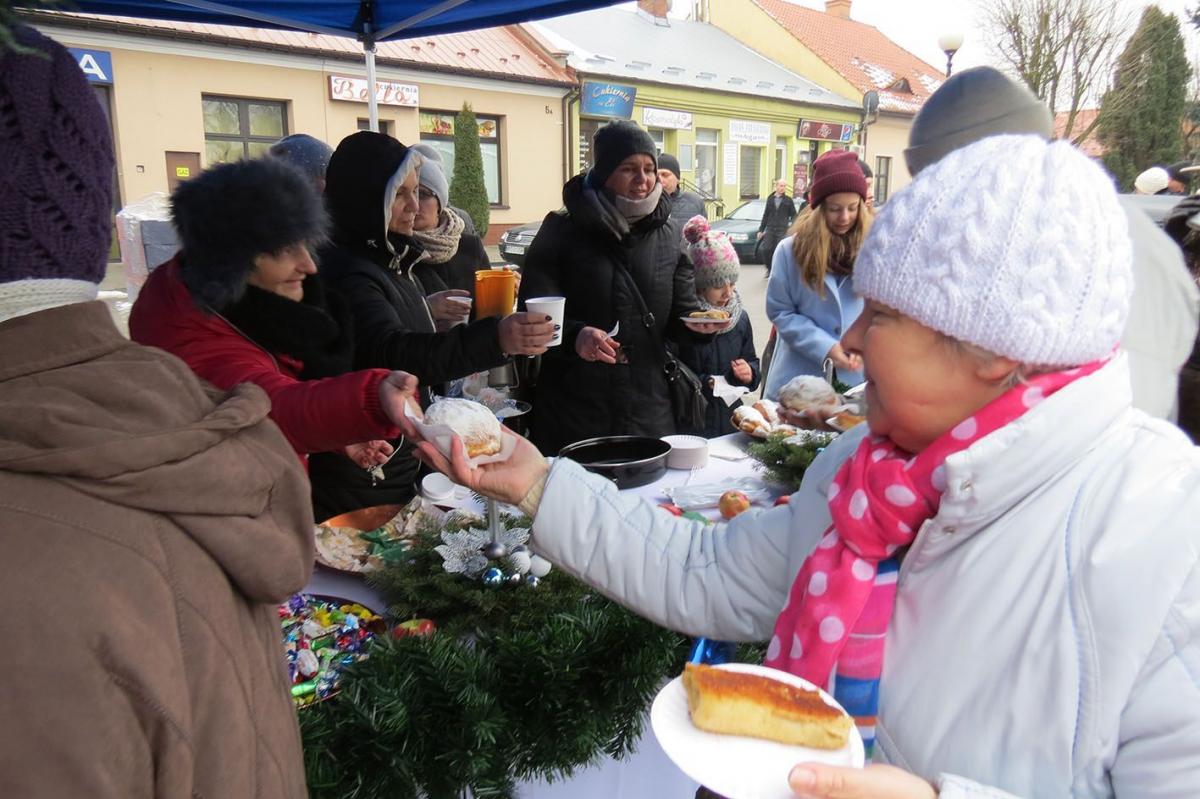 Na stoiskach pełno było wigilijnych potraw oraz słodkich wypieków.<br/>fot.Barbara Chmura