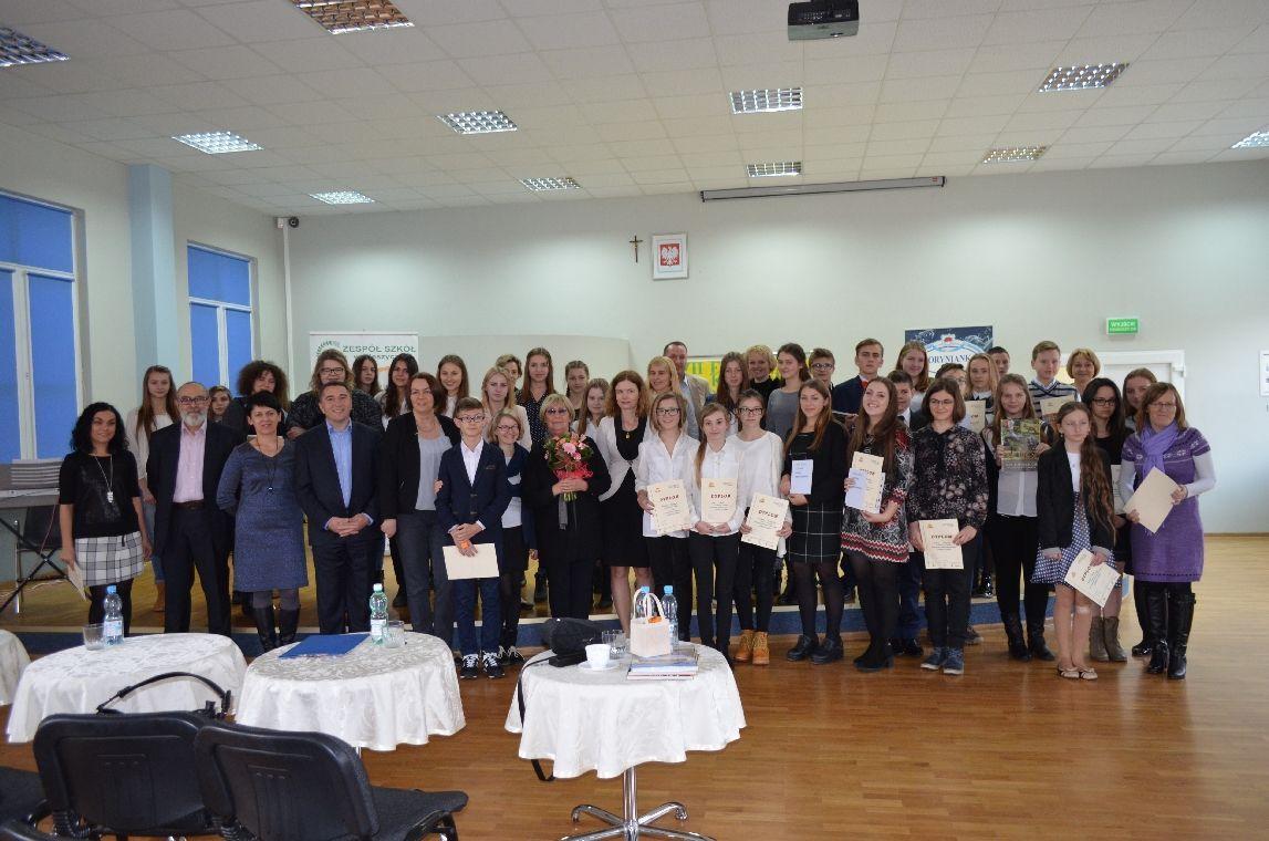 Laureaci z poetką Ewą Lipską.<br/>fot.archiwum organizatora