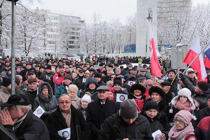 Uczestnicy protestu Federacji Stowarzyszeń Służb Mundurowych Rzeczypospolitej Polskiej pod pomnikiem Państwa Podziemnego i Armii Krajowej.<br/>fot.ze zbiorów własnych