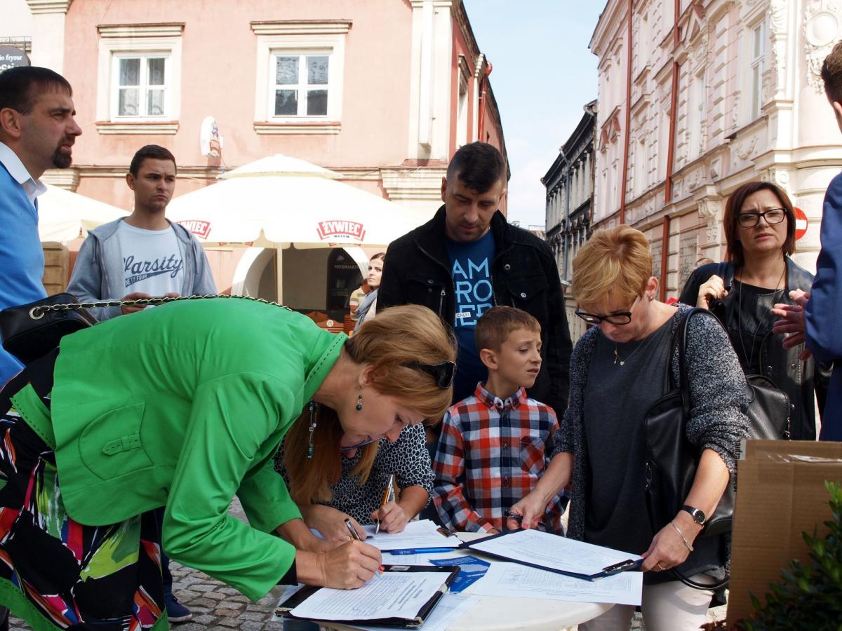 We wrześniu 2015 r. na przemyskim Rynku wiele osób podpisało się pod inicjatywą nazwania kładki rowerowo-pieszej imieniem „Przemyskiego Niedźwiadka”.<br/>fot.Mariusz Godos