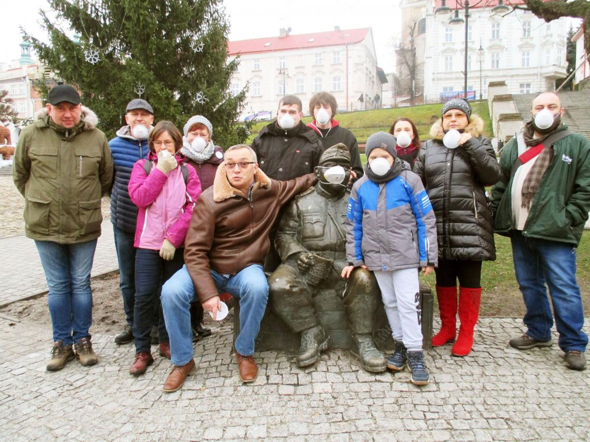 11 grudnia br. inicjatorzy akcji, w maseczkach ochronnych na twarzy, spotkali się z mieszkańcami na przemyskim Rynku. Jedną założyli też Szwejkowi.<br/>fot.ze zbiorów własnych