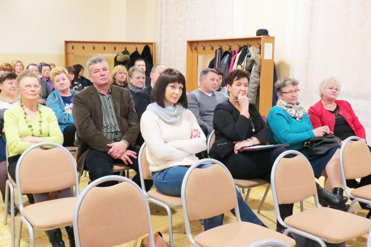 W spotkaniu zorganizowanym w Wiejskim Domu Kultury w Rozborzu wzięli udział m.in. przedstawiciele samorządów, dyrektorzy i nauczyciele z powiatu przeworskiego.<br/>fot.Barbara Chmura