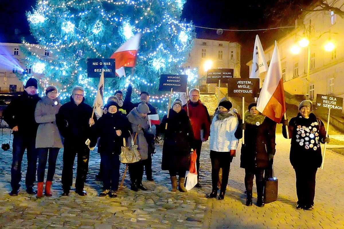 Członkowie lokalnej grupy KOD po manifestacji.<br/>fot.Jacek Szwic