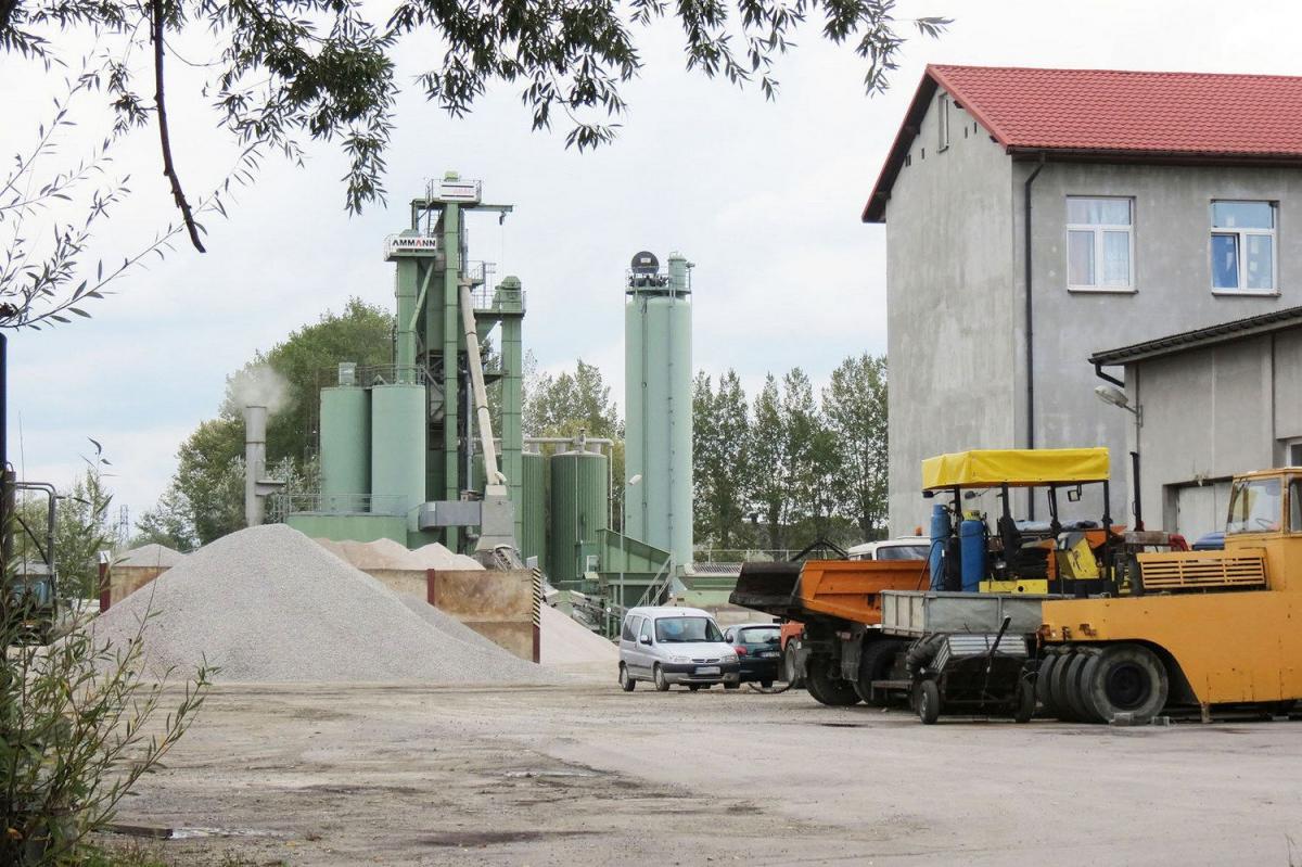 Firma Strabag, która prowadzi Wytwórnię Mas Asfaltowych w Przeworsku, przy ul. Głębokiej, zezwolenie na emisję zanieczyszczeń ma tylko do końca bieżącego roku.<br/>fot.Barbara Chmura