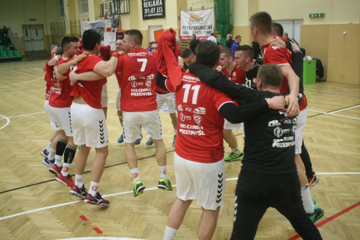 Po zakończonym meczu w obozie przemyślan wybuchła jak najbardziej uzasadniona wielka radość.<br/>fot.Kamil Krukiewicz