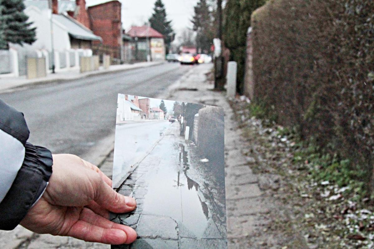  Po opadach chodnik zmienia się w najeżone wertepami bajoro, a parkujące TIR-y nie dość, że go niszczą, to całkowicie uniemożliwiają przejście – mieszkaniec pokazuje fotografię zrobioną po deszczu.<br/>fot.Roman Kijanka