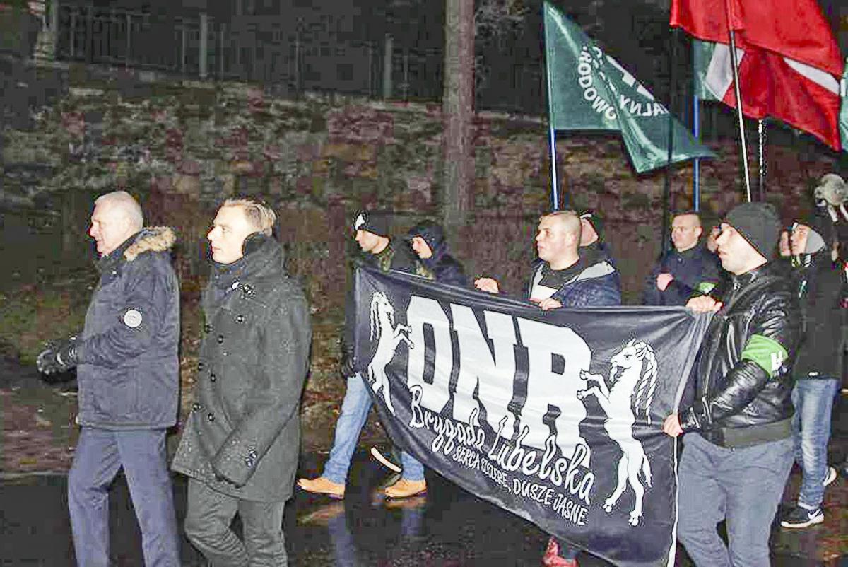 Prezydent miasta Przemyśla Robert Choma (pierwszy z lewej) i wiceprzewodniczący Rady Miejskiej w Przemyślu Robert Bal (obok) podczas Marszu Orląt podążali tuż przed członkami lubelskiej frakcji Obozu Radykalno-Narodowego.<br/>fot.Anna Fortuna