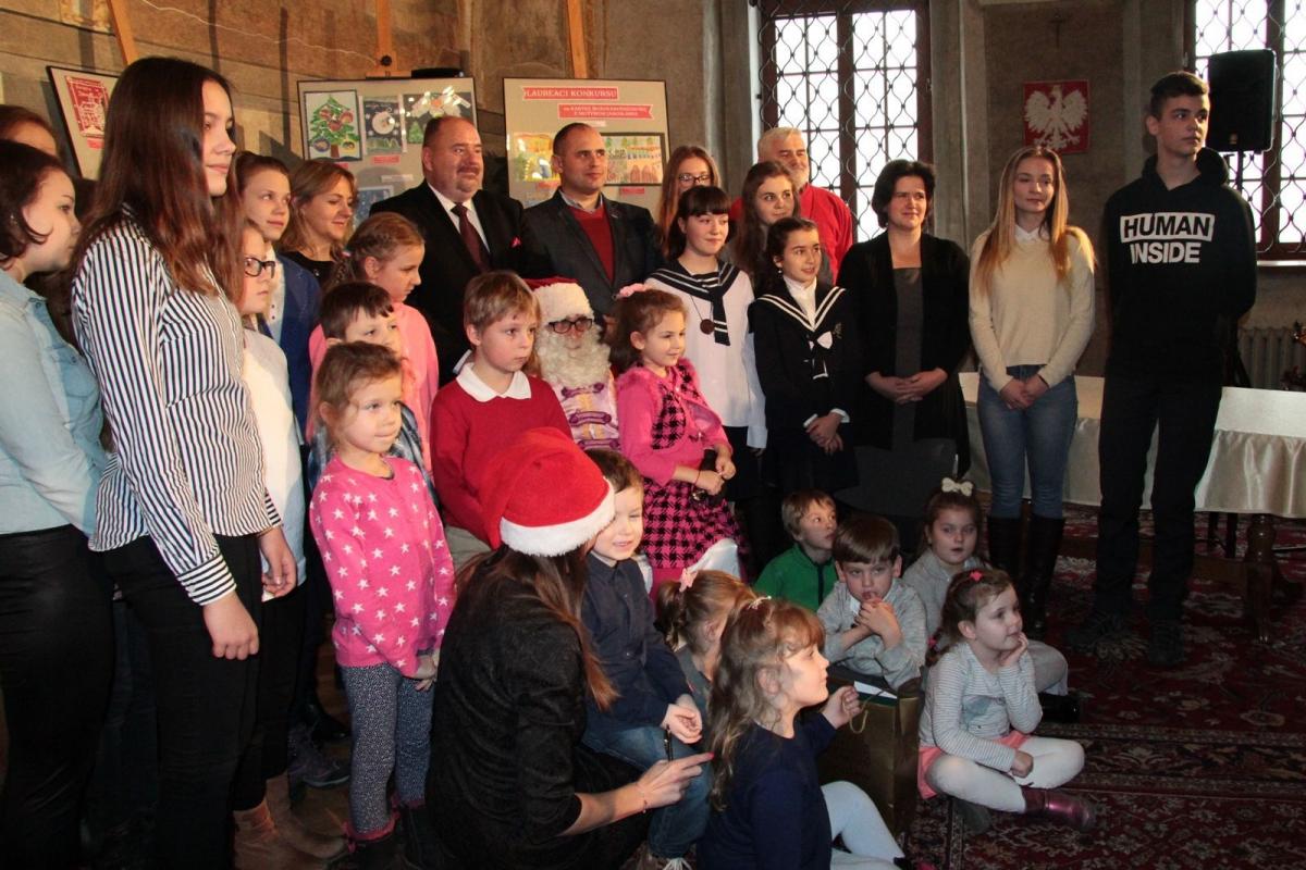 Część uczestników konkursu razem z przedstawicielami władz miasta.
Fot. kartka
