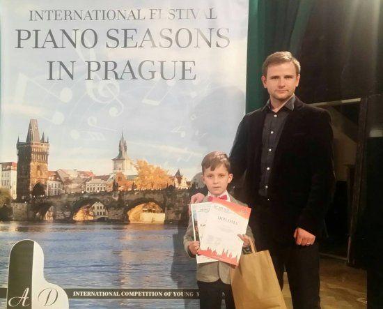Kacper Świtalski ze swoim nauczycielem akordeonu Krzysztofem Burym po zakończeniu festiwalu w Pradze.<br/>fot.UMiG Kańczuga