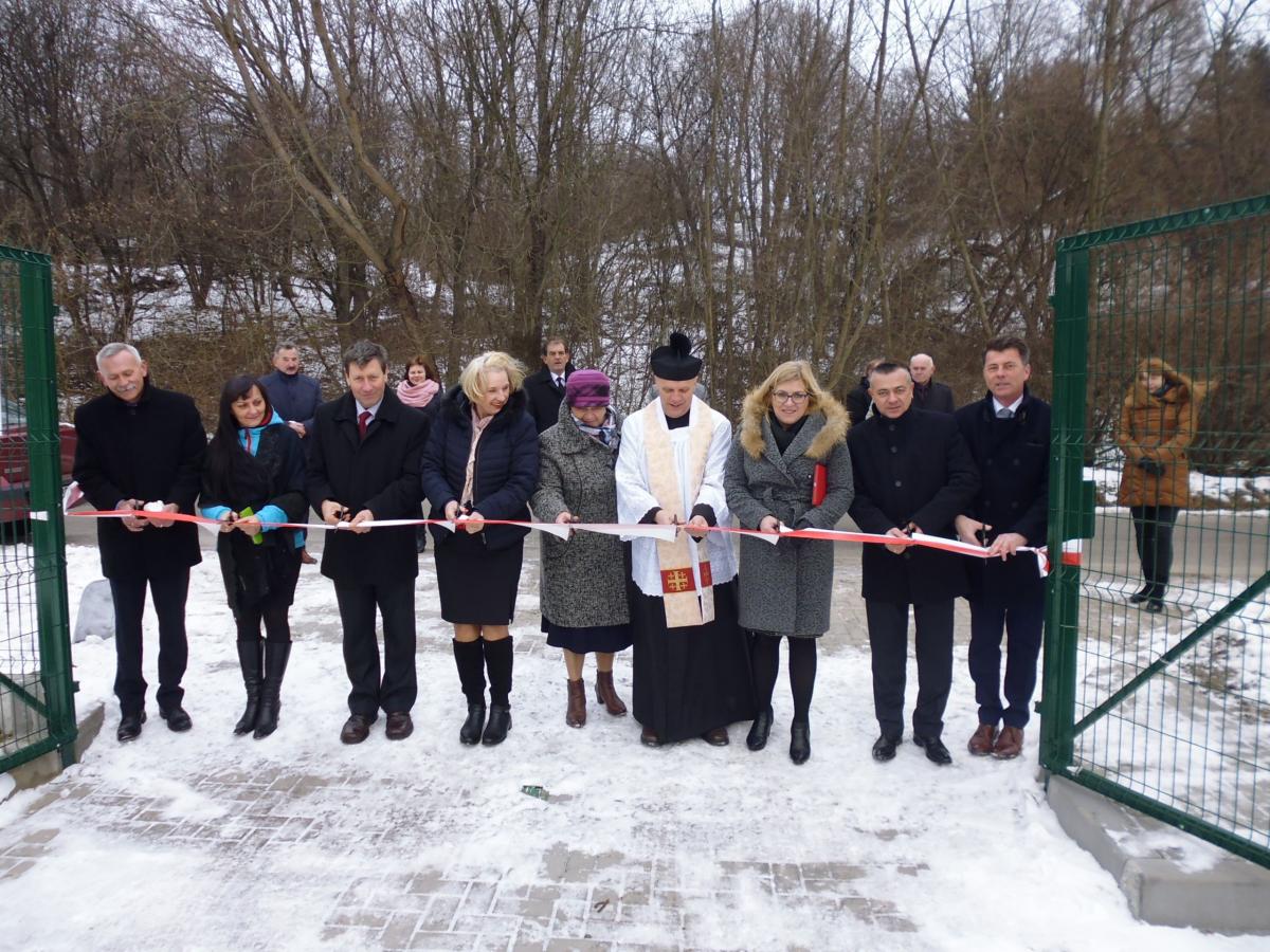 Nowy obiekt poświęcił proboszcz parafii w Rybotyczach ks. Kazimierz Jurczak, a uczestnicy uroczystości mieli okazję do zwiedzania budynku i zapoznania się z jego infrastrukturą techniczną. Na zdjęciu uroczyste przecięcie wstęgi.<br/>fot.UG Fredropol