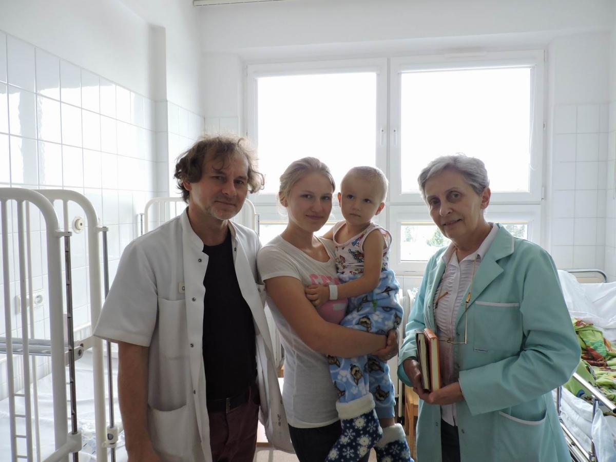 Od lewej: Marek Pantuła – koordynator akcji medycznej, Tania Malczik z synem Arturem i dr Maria Łydka.<br/>fot.archiwum