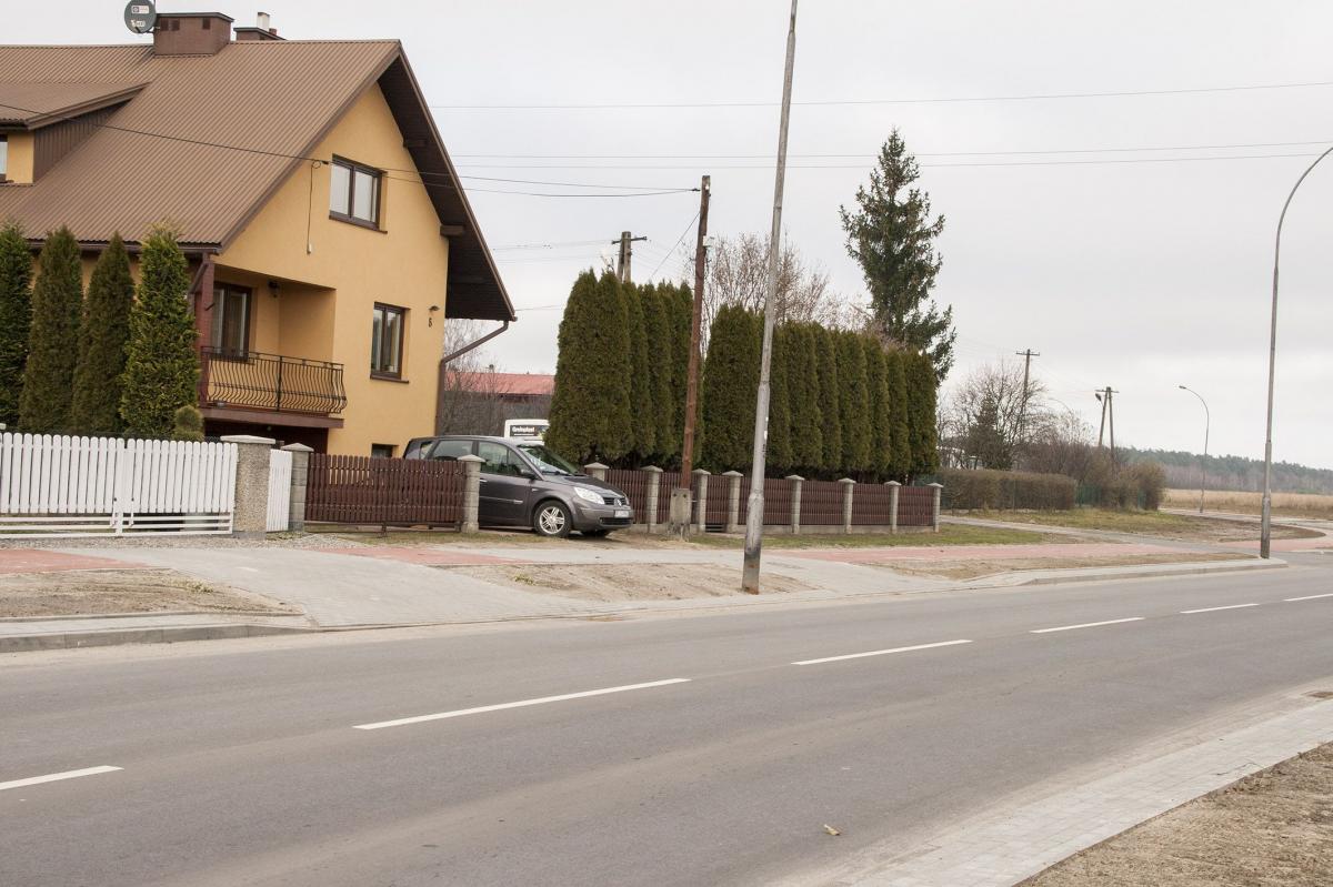 Nowej nawierzchni i chodnika mieszkańcom ulicy Technicznej zazdrości wiele osób. Nie wiedzą jednak o problemach, z którymi muszą się zmagać.<br/>fot.Marcin Materniak