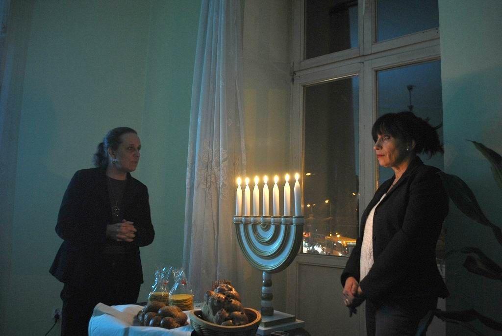 Bożena Fortuna-Skibińska i Józefa Kostek przy zapalonej menorze. <br/>fot.P. Haszczyn