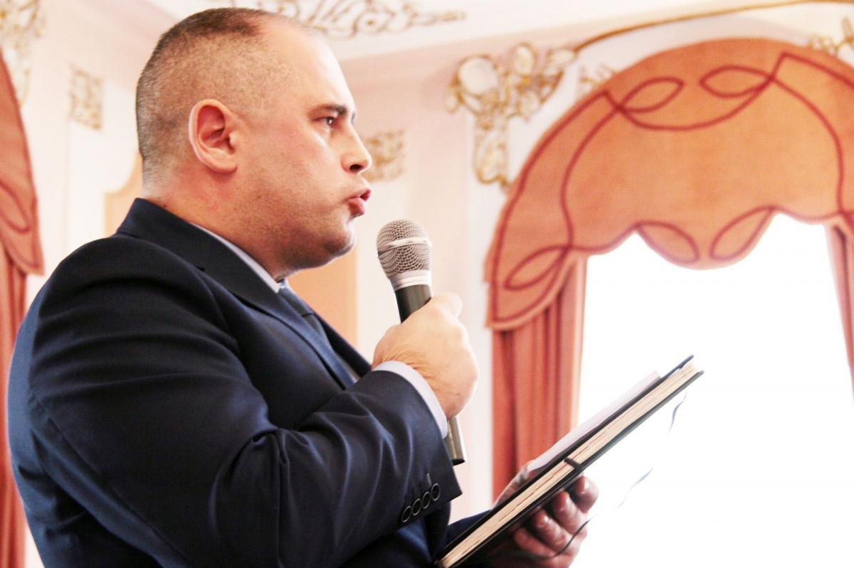 Przyparty przez radnych do muru Tomasz Wywrót, dyrektor CKiP w Jarosławiu, przyznał, że kierowanej przez niego instytucji, zajmującej się statutowo promocją, pomaga zewnętrzna firma promocyjna. <br/>fot.Roman Kijanka