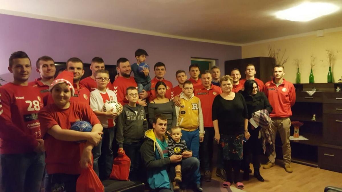 Cała ekipa przemyskiego zespołu z wychowankami i dyrekcją „Jasia”.<br/>fot.ze zbiorów własnych