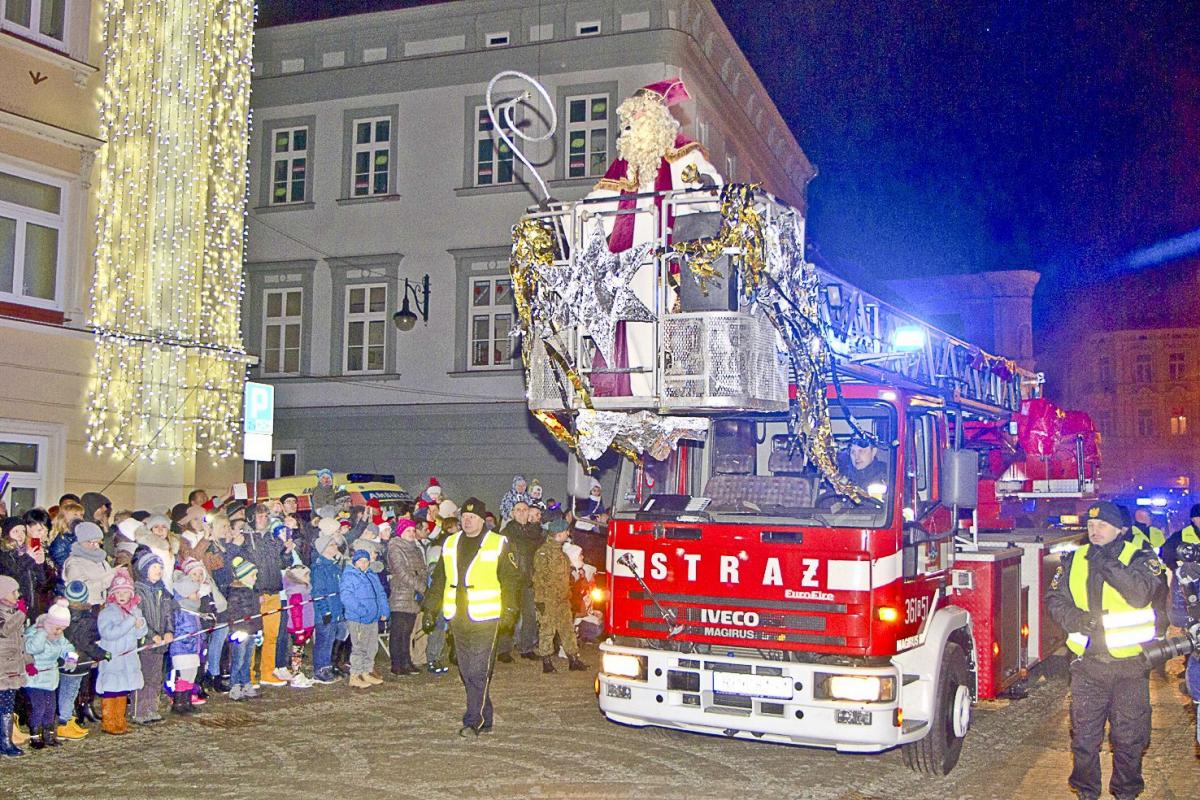 Mikołaj przybył w koszu drabiny strażackiej.<br/>fot.Jacek Szwic