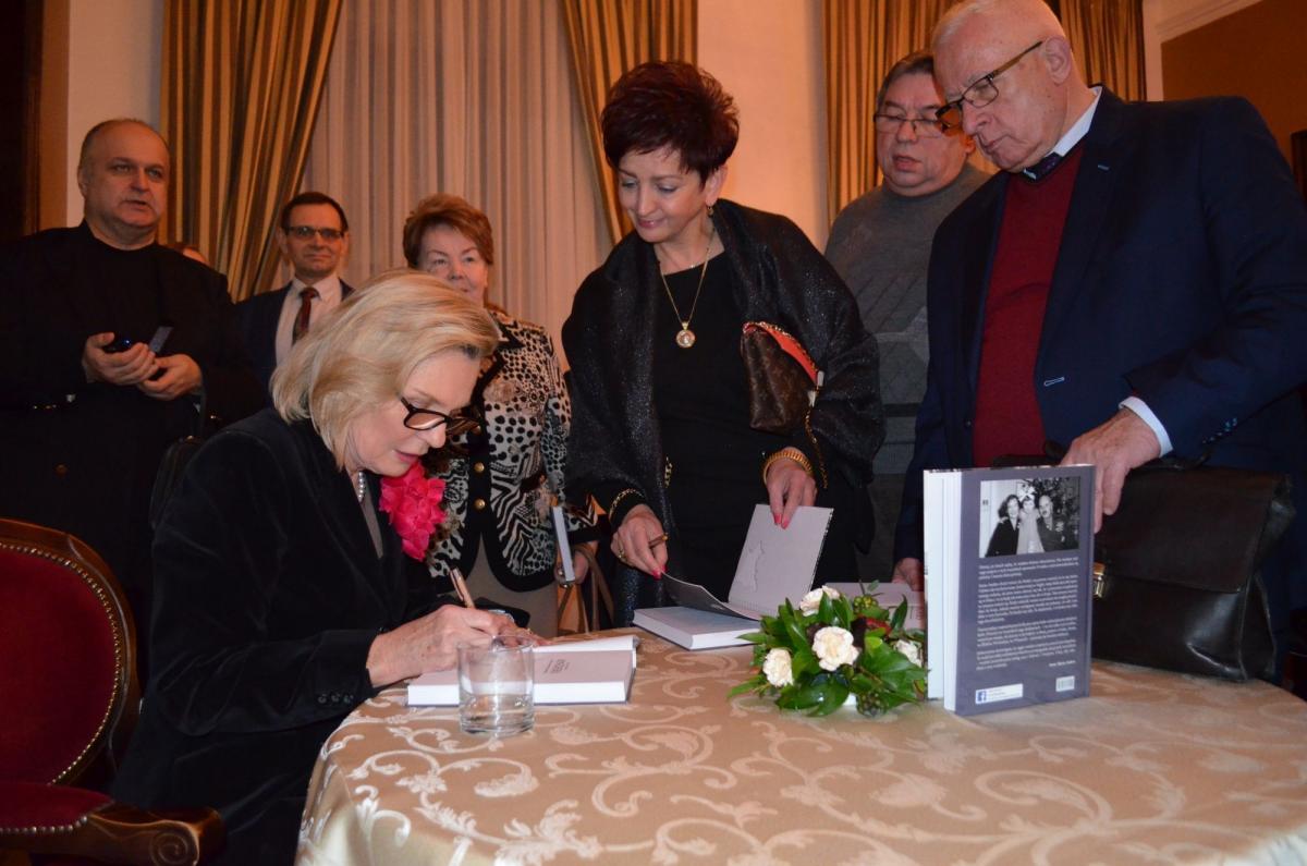 Książka Córka Generała i Piosenkarki miała w początkowym zamyśle autorki nosić tytuł Córka karciarza i szansonistki. <br/>fot.Aleksandra Białoń